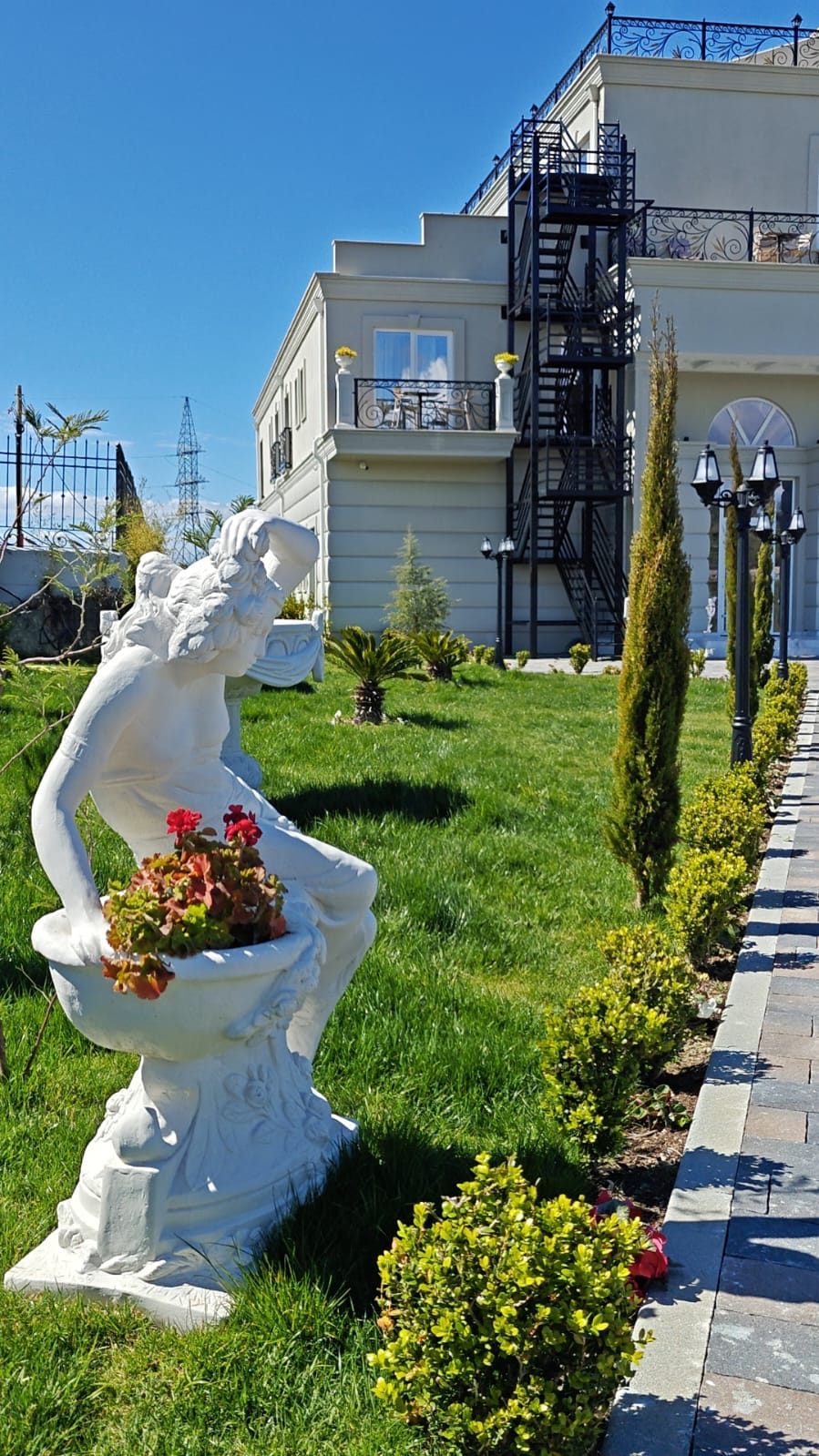 Giardino Orion — statua classica e facciata